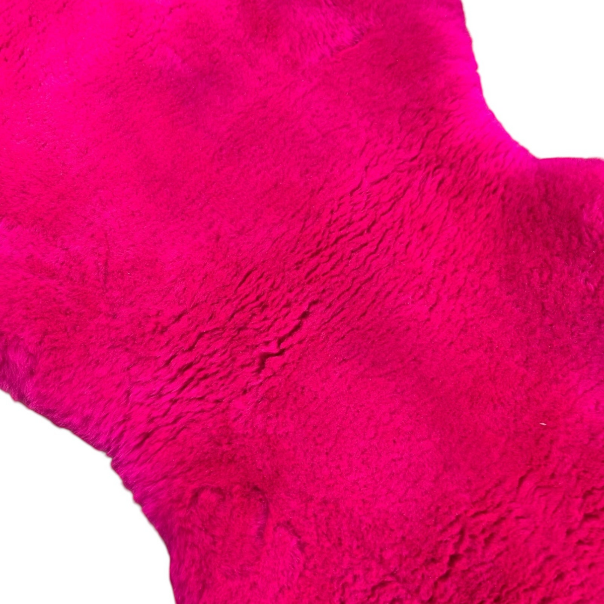 BillyGreen Schaffell in leuchtendem Magenta mit dichtem, weichem Lammfell als dekorative Sitzauflage oder Teppich.