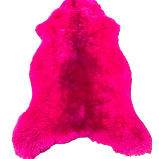 BillyGreen Schaffell in leuchtendem Magenta, echtes Lammfell als dekorativer Teppich oder weiche Sitzauflage.