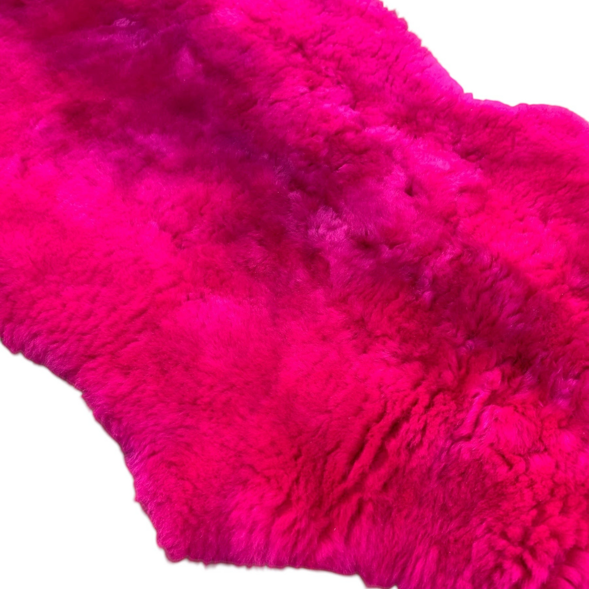 BillyGreen Schaffell in leuchtendem Magenta aus echtem, ökologisch gegerbtem Lammfell mit dichter Wolle