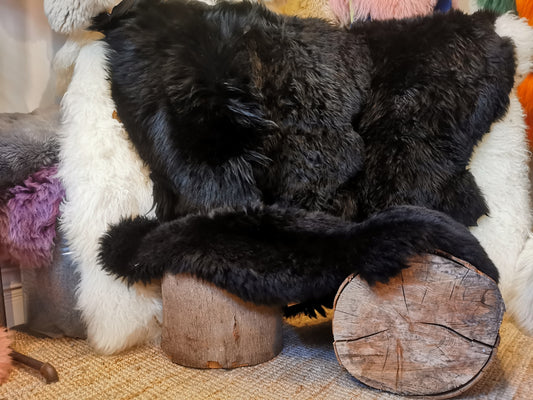 Schaffell Schwarz - Gefärbtes Premium Lammfell als Fellteppich