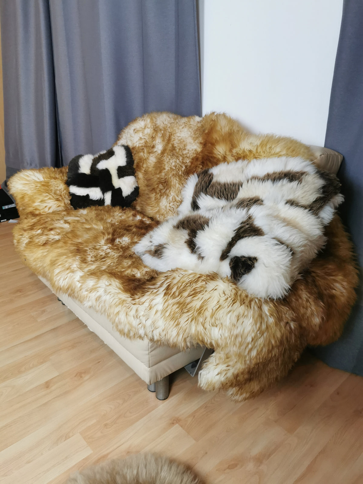 180 x 110cm | XXL Schaffell Echt | Lammfell-Fell-Teppich | Weiß, Braun, Geflammt | 4x vernäht