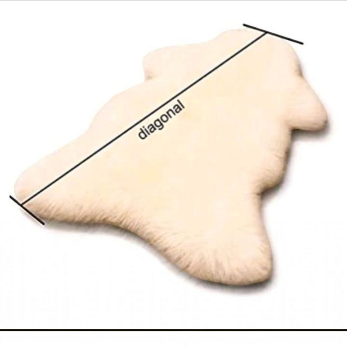 BillyGreen Schaffell in natürlichem Creme-Ton mit eingezeichneter Diagonale zur Größenbestimmung als Teppich oder Auflage