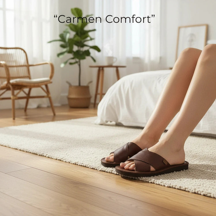 BillyGreen Carmen Comfort Damen-Hausschuhe aus braunem Merinoleder mit rutschfester Sohle in einem hellen Schlafzimmer