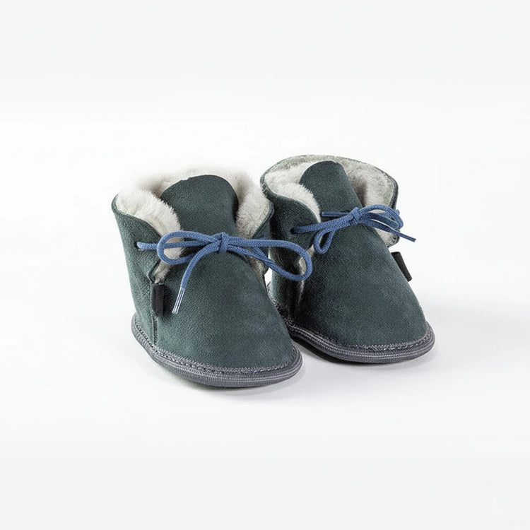 BillyGreen Knirps Baby-Hausschuhe aus dunkelgrauem Wildleder mit weichem Merinoschaffell und blauen Schnürsenkeln