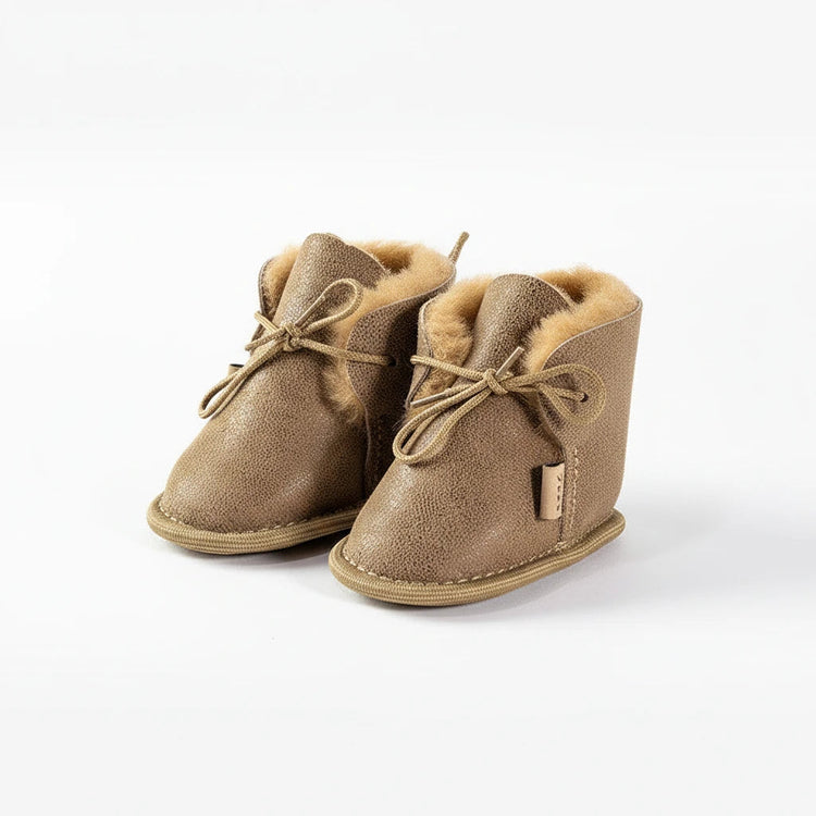 BillyGreen Knirps Baby-Hausschuhe aus beigem Leder mit weichem Merinoschaffell-Futter und Schnürung