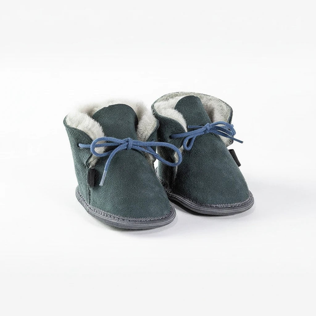 BillyGreen Knirps Baby-Hausschuhe aus dunkelgrünem Leder mit weichem Merinoschaffell-Futter und blauen Schnürsenkeln