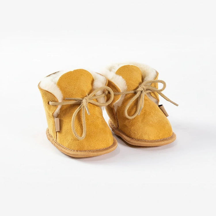BillyGreen Knirps Baby-Hausschuhe aus gelbem Merinoschaffell mit Schnürung für warme Kinderfüße