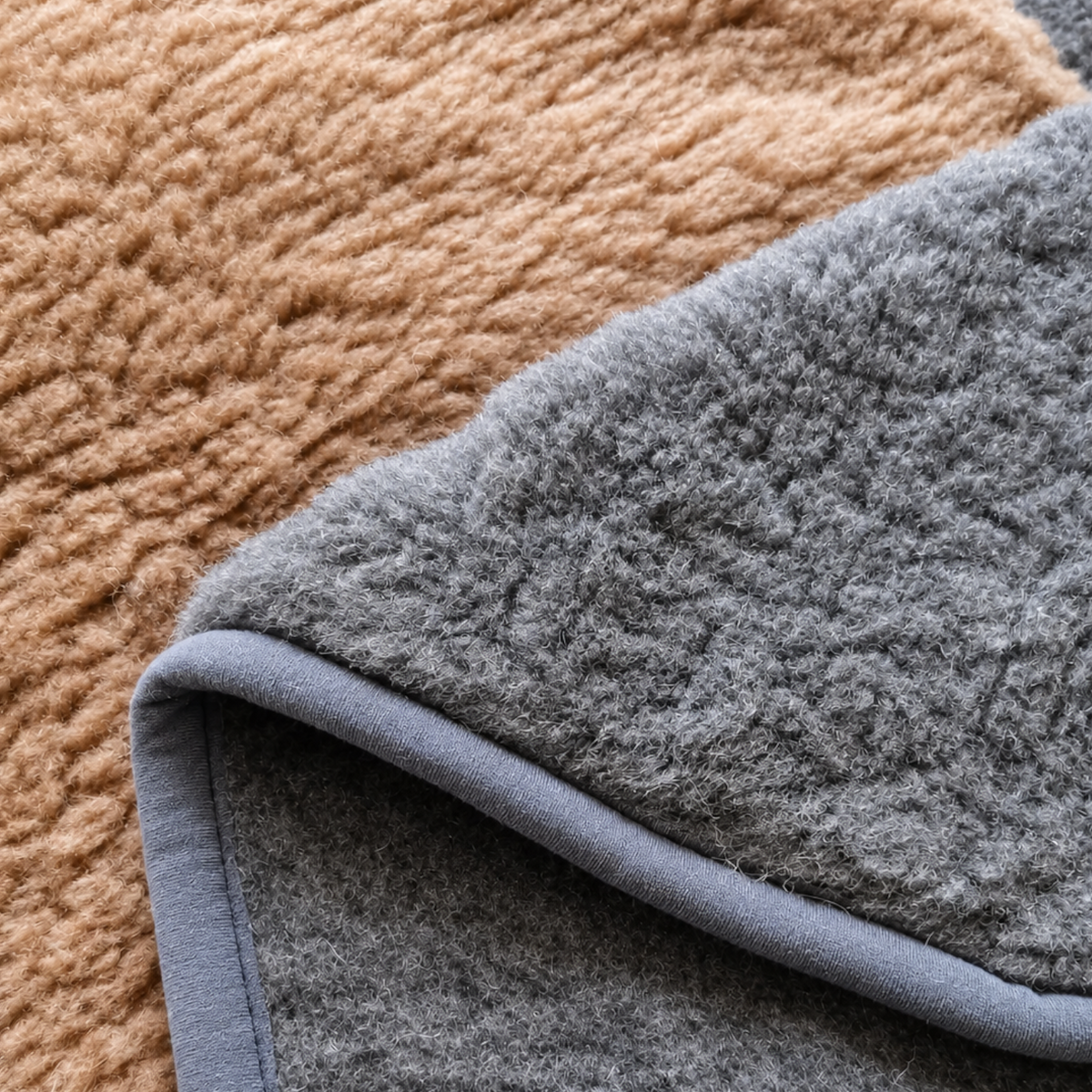 BillyGreen Merino Wolldecke in Graublau und Hellbraun mit weicher Textur und hochwertiger Einfassung