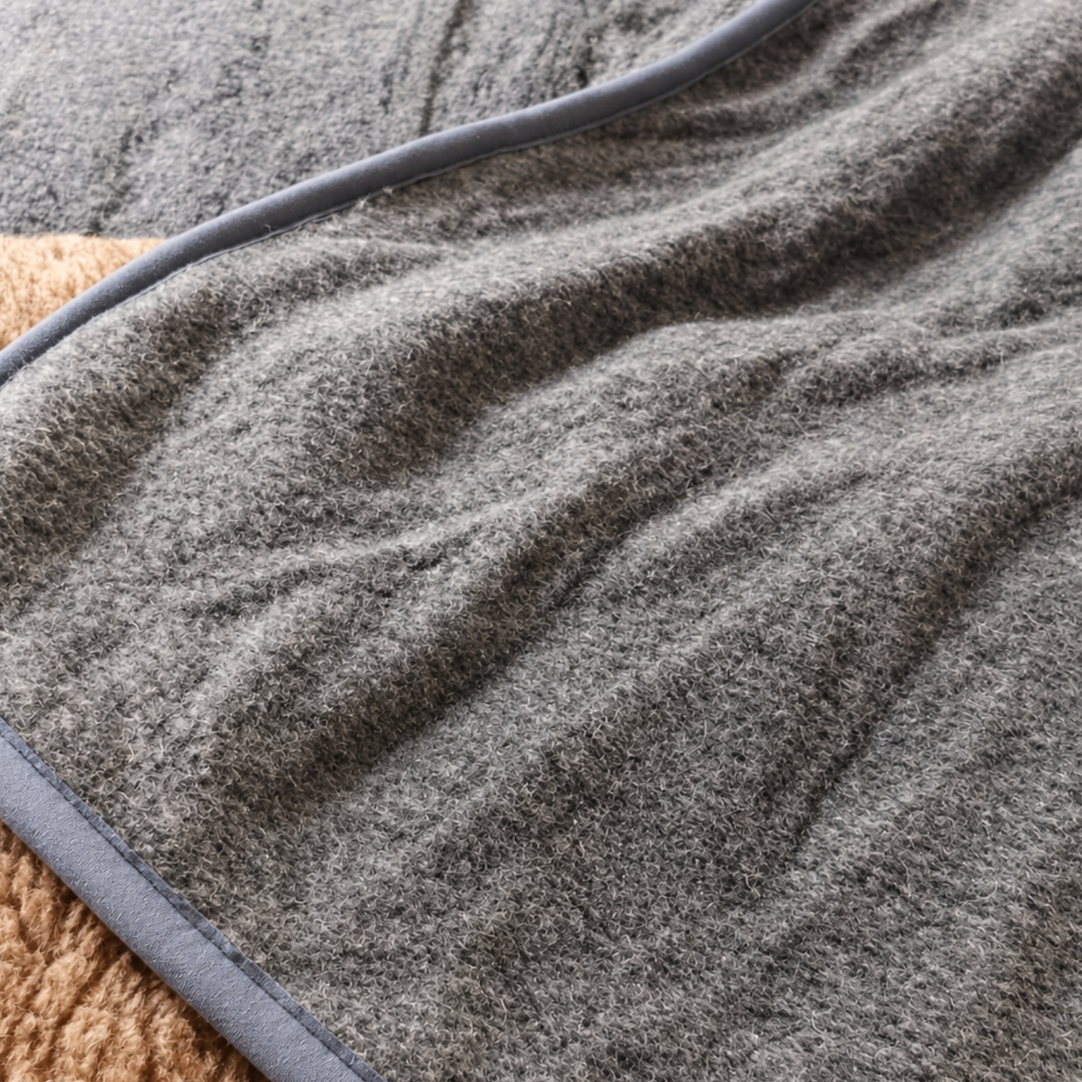 BillyGreen Merino Wolldecke in Graublau und Hellbraun mit weicher Textur und hochwertiger Einfassung