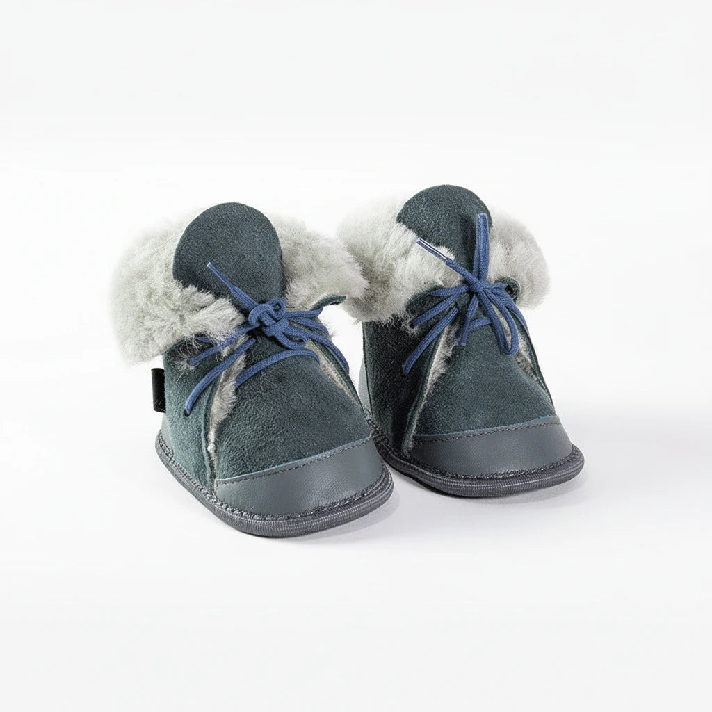 BillyGreen Spross Kinder-Hausschuhe aus grauem Leder und weichem Merinoschaffell mit blauen Schnürsenkeln