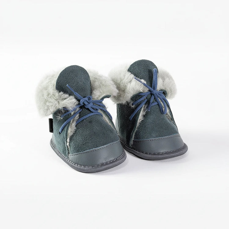 BillyGreen Spross Kinder-Hausschuhe aus grauem Leder und weichem Merinoschaffell mit blauen Schnürsenkeln